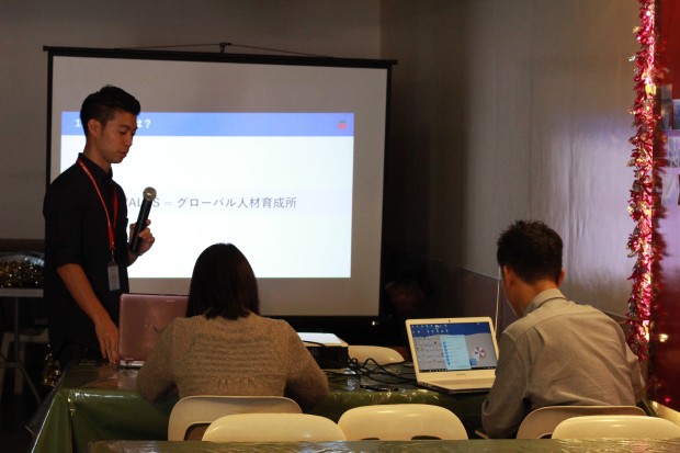 海外インターンシップ生業務中