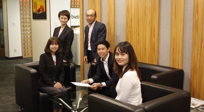 スタッフ掲載写真(クイックベトナム)-min